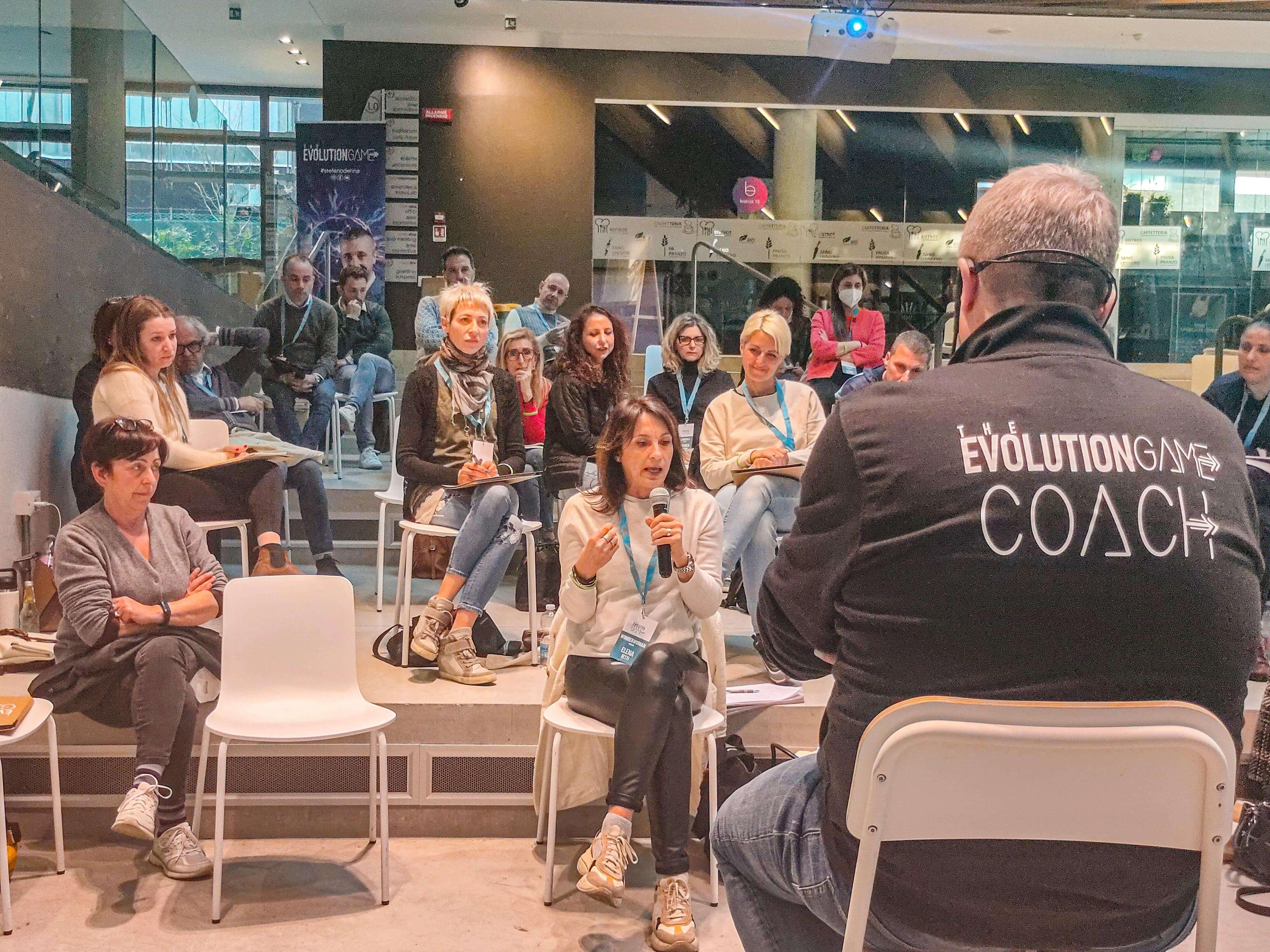 Stefano Denna, Coach e Traniner con 20 anni di esperienza di spalle mentre ascolta i propri studenti in aula